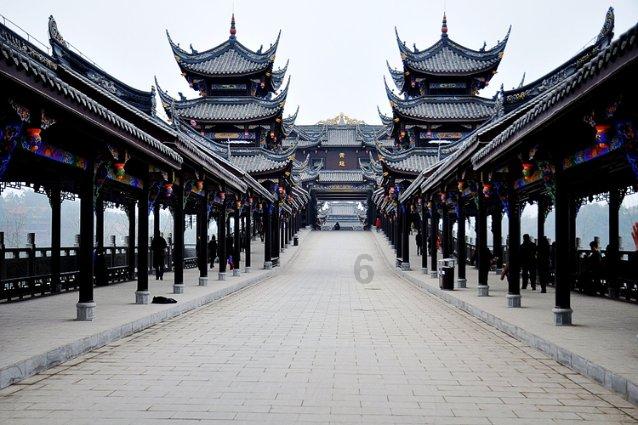 迷路的可爱男孩